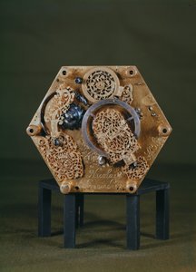 Parte inferior de un movimiento de reloj de mesa hexagonal por Nicolas Lemaindre, 1619 (metal dorado)